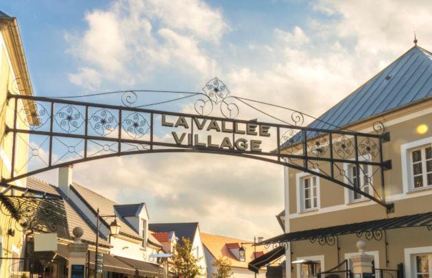 Magic Studio - Disneyland Paris Shopping Village 9 Minutes 谢西 外观 照片